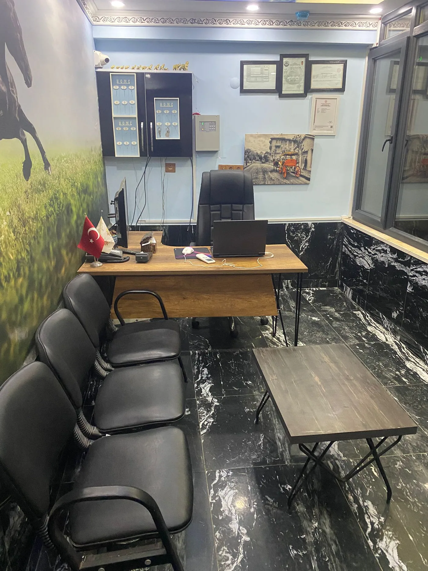 Ayhan Motel resepsiyon ve karşılama alanı
